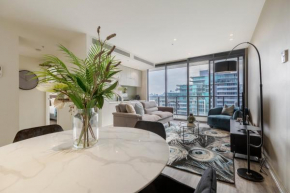 Elegant City Fringe Condo w Pool & FREE Parking